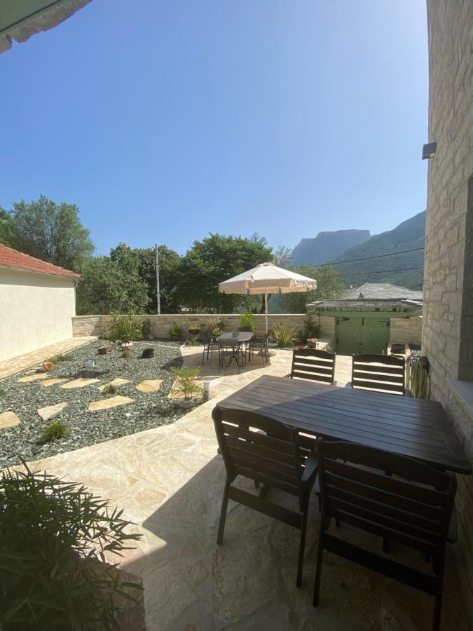 Apartamento Aristi Boutique Stonehouse With Attic Exterior foto
