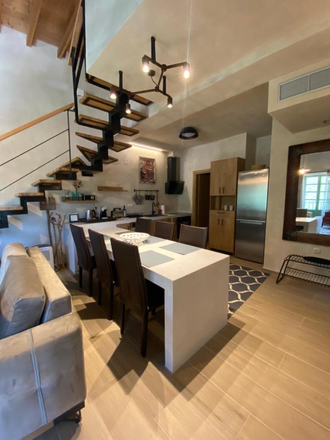 Apartamento Aristi Boutique Stonehouse With Attic Exterior foto