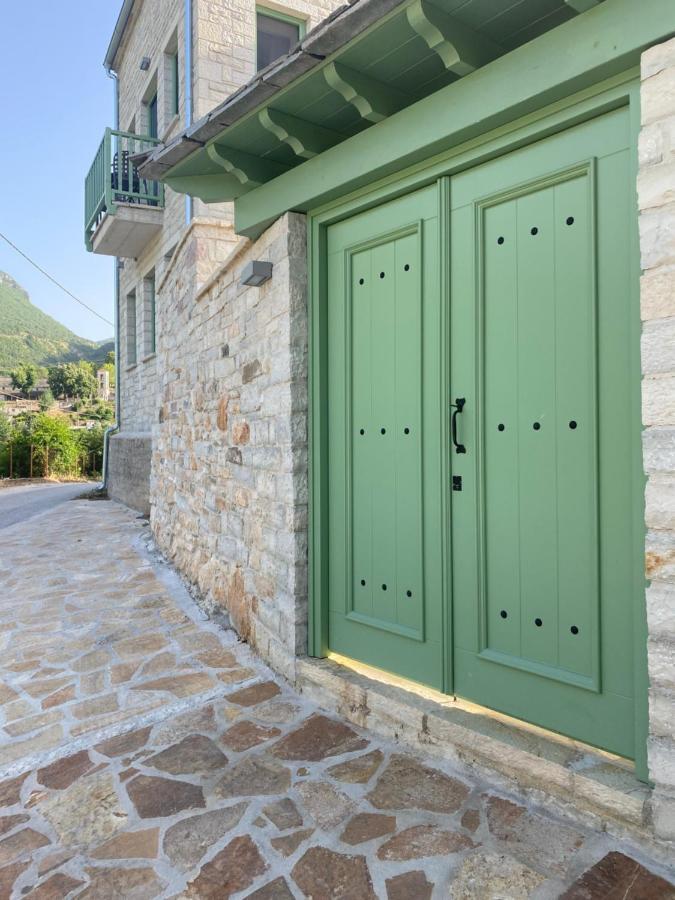Apartamento Aristi Boutique Stonehouse With Attic Exterior foto