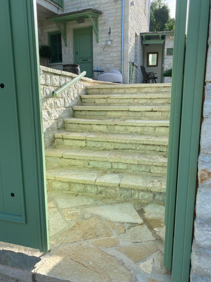 Apartamento Aristi Boutique Stonehouse With Attic Exterior foto