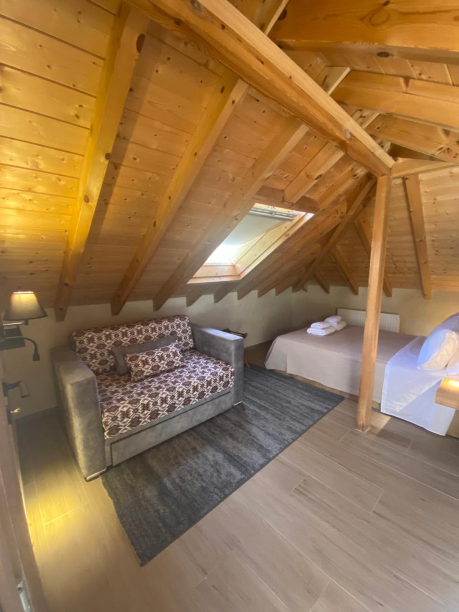 Apartamento Aristi Boutique Stonehouse With Attic Exterior foto