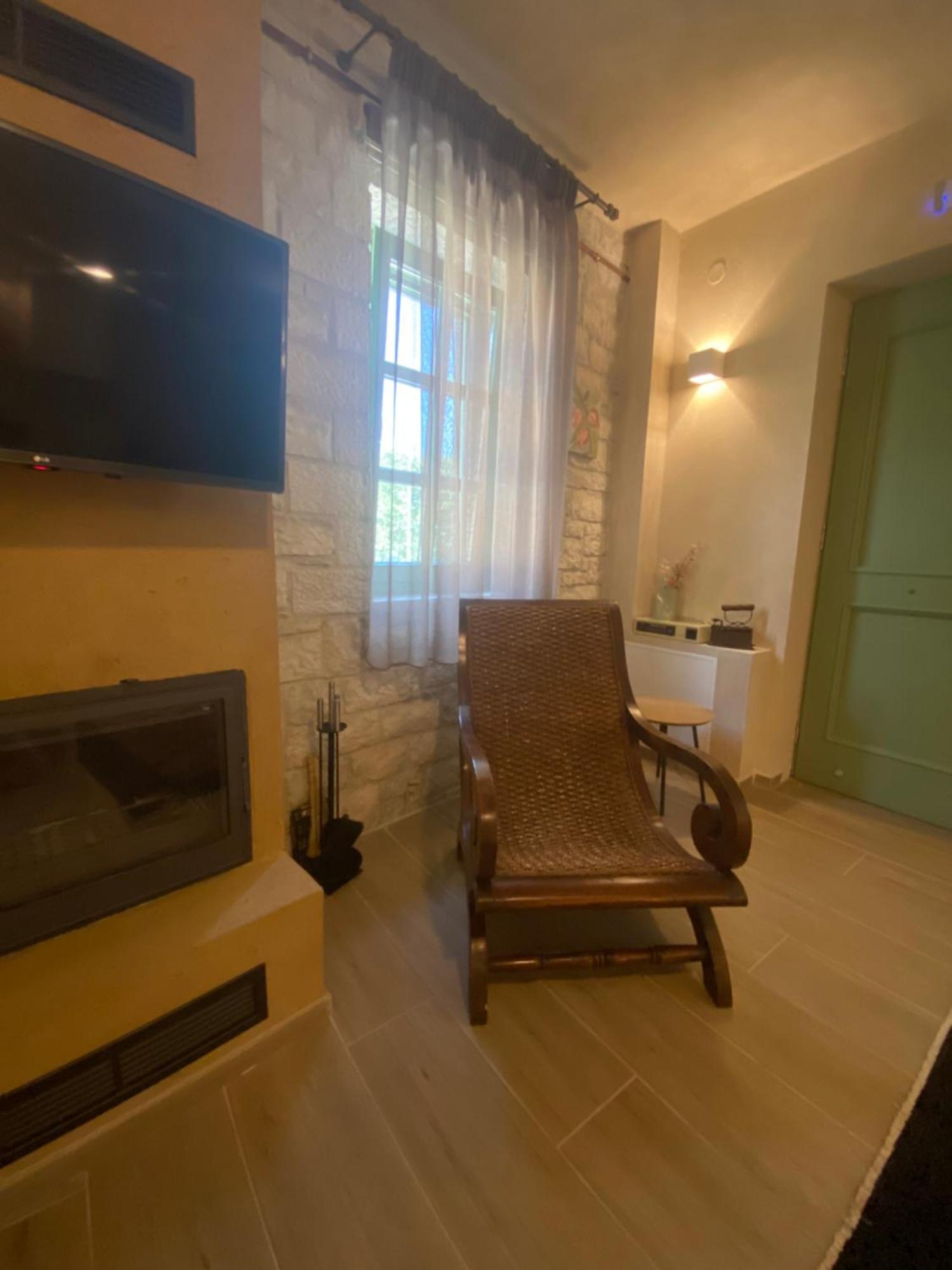 Apartamento Aristi Boutique Stonehouse With Attic Exterior foto