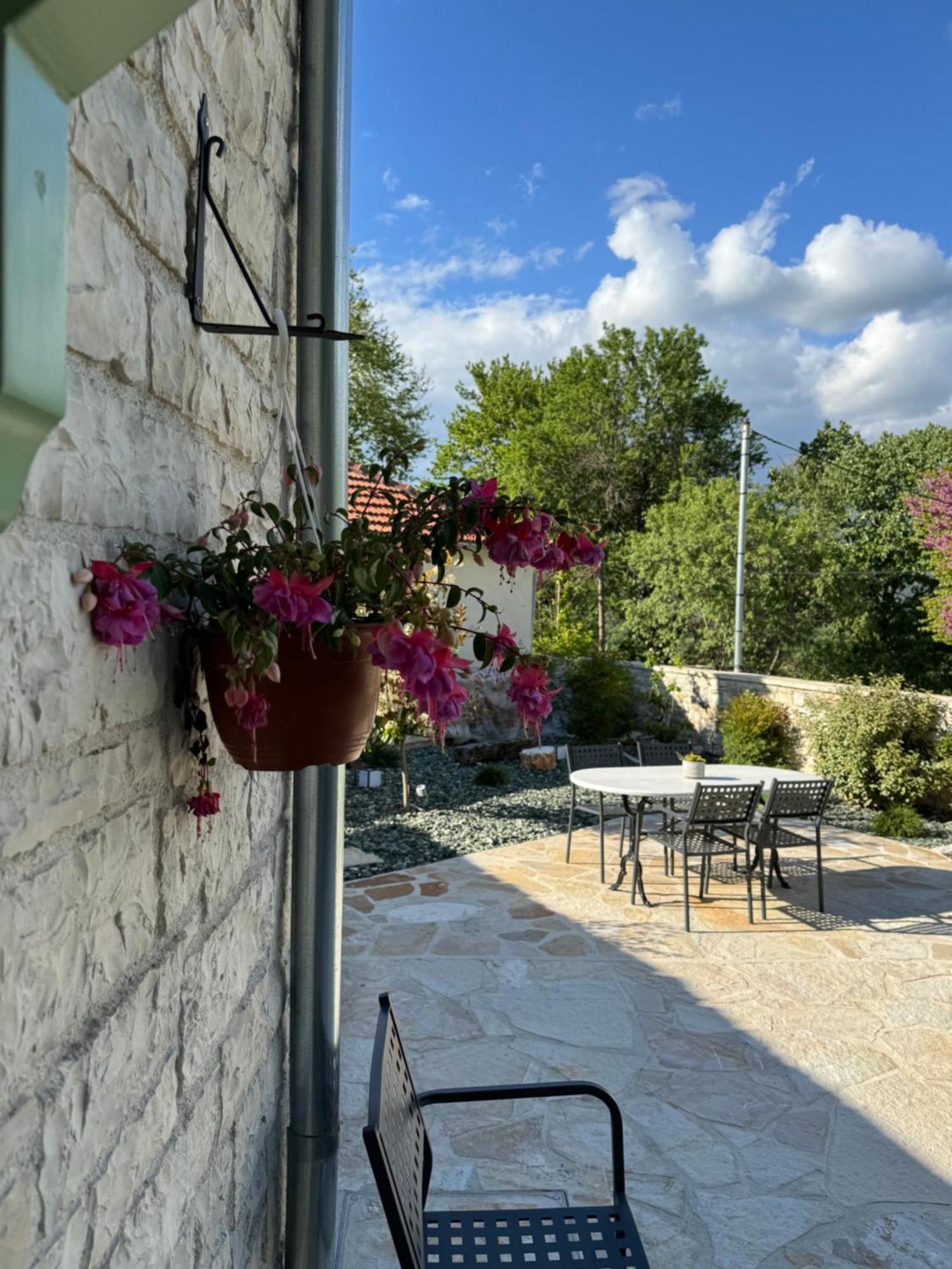Apartamento Aristi Boutique Stonehouse With Attic Exterior foto