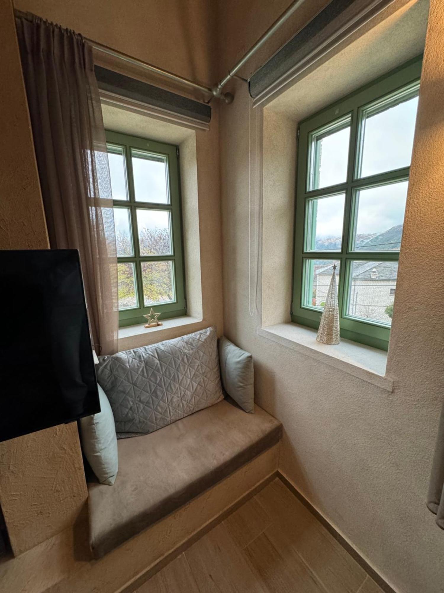 Apartamento Aristi Boutique Stonehouse With Attic Exterior foto