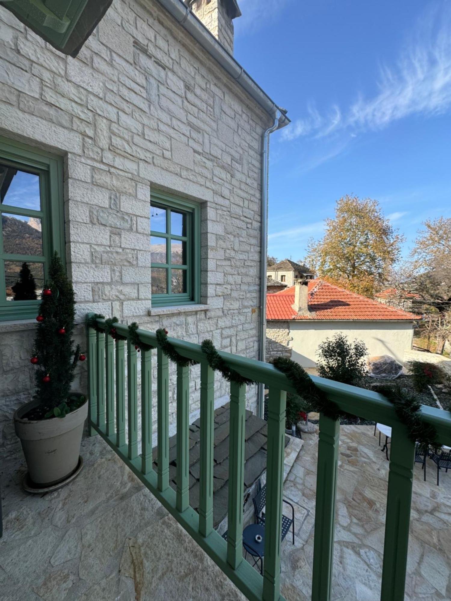 Apartamento Aristi Boutique Stonehouse With Attic Exterior foto