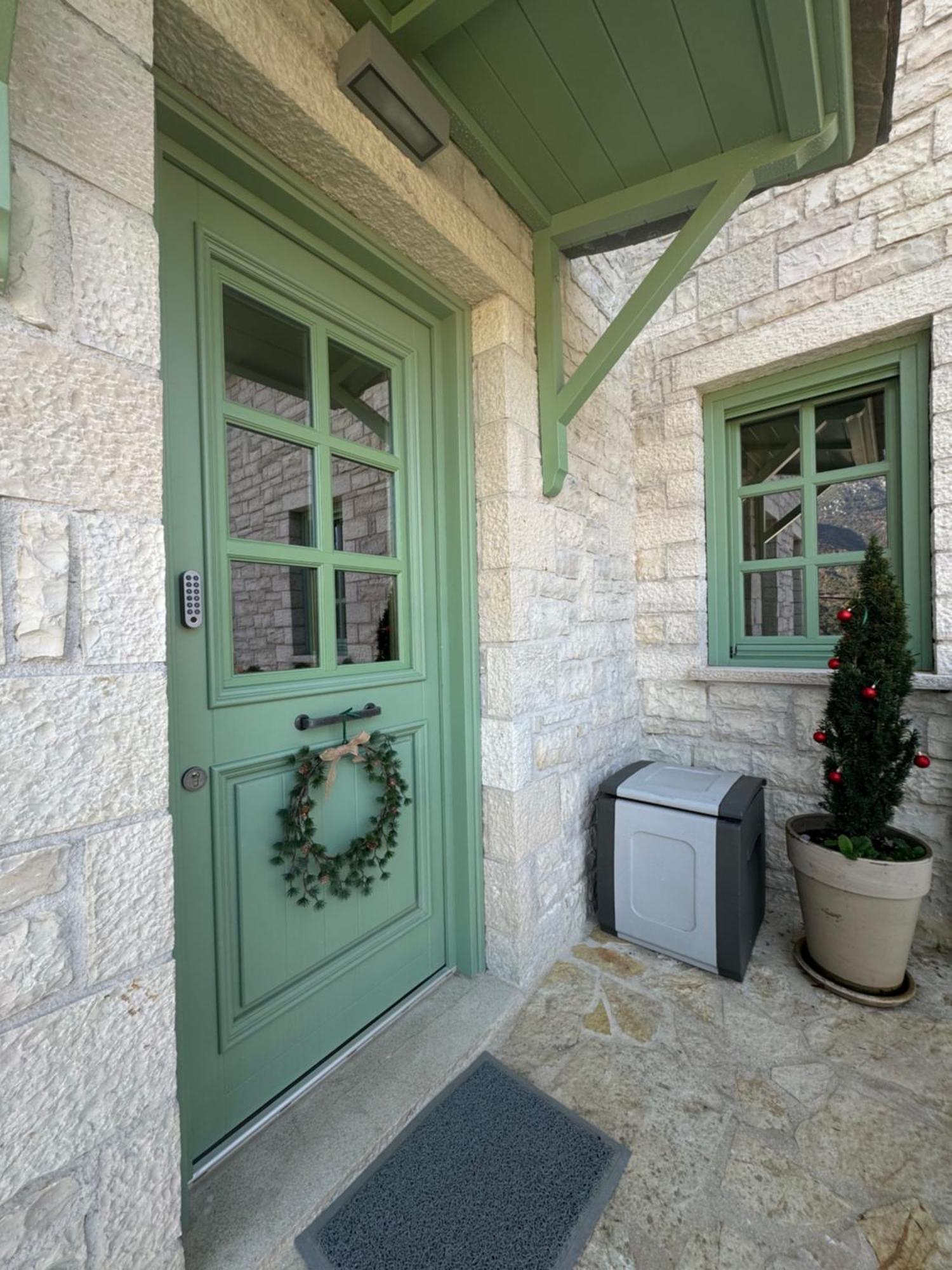 Apartamento Aristi Boutique Stonehouse With Attic Exterior foto